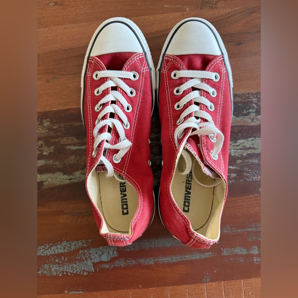 Converse All Star !   Red !  Mens 7 Women’s 9  EUC!